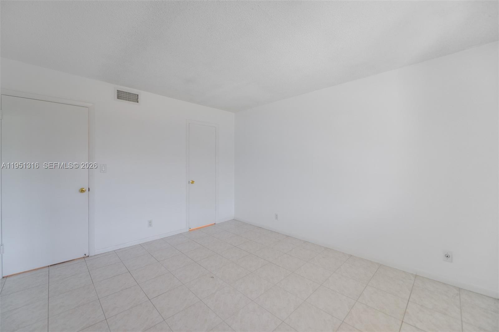 LAUDERDALE OAKS CONDO II - Residential