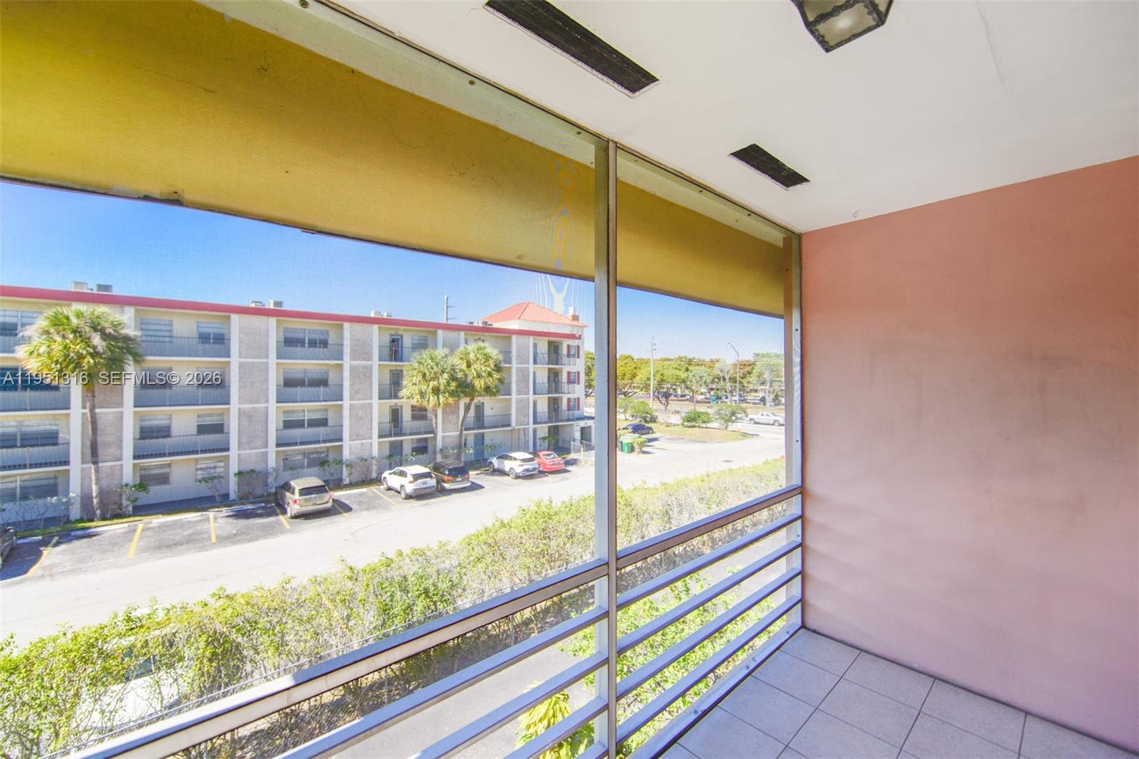 LAUDERDALE OAKS CONDO II - Residential