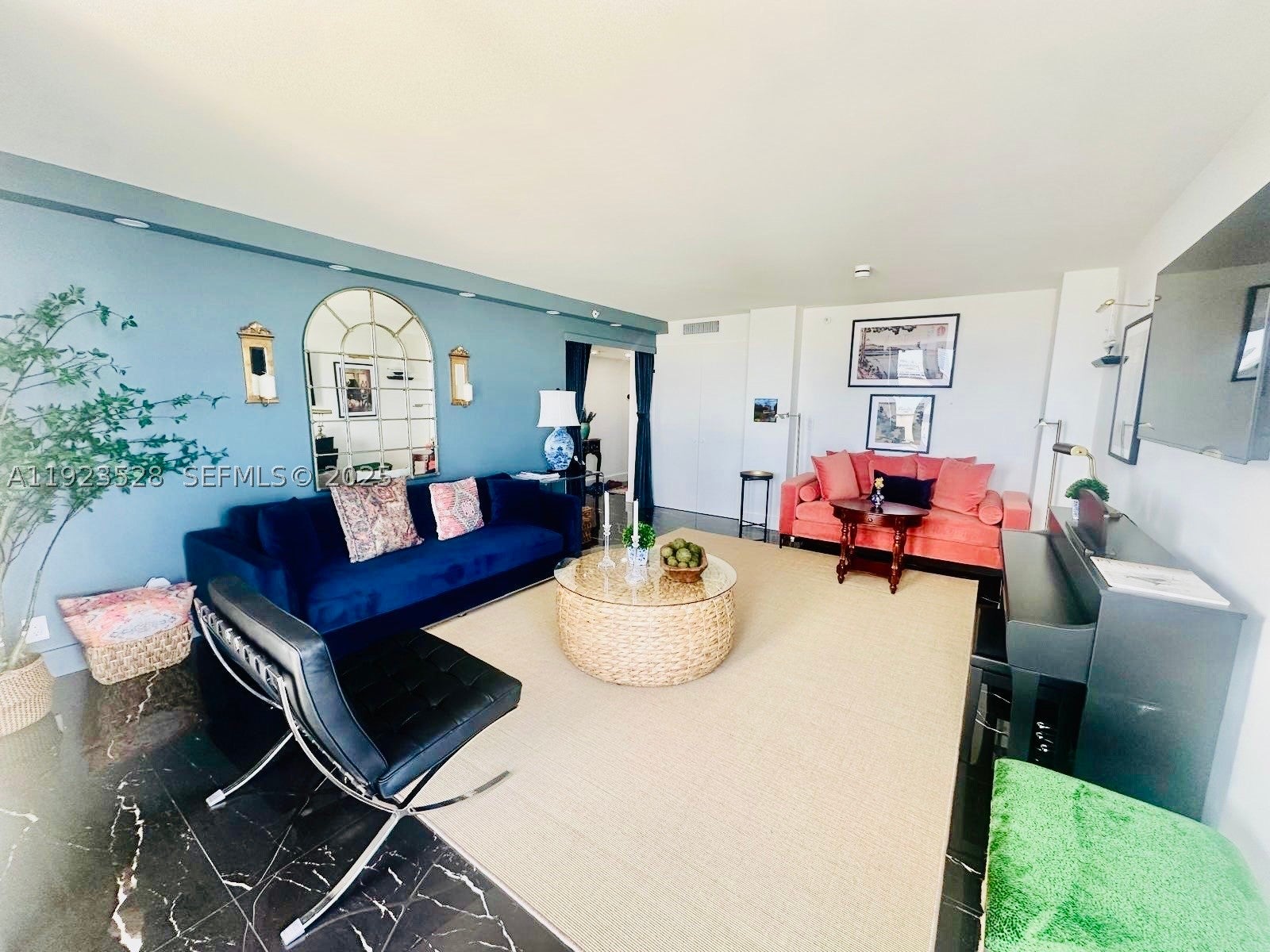 2555 Collins Ave PH114