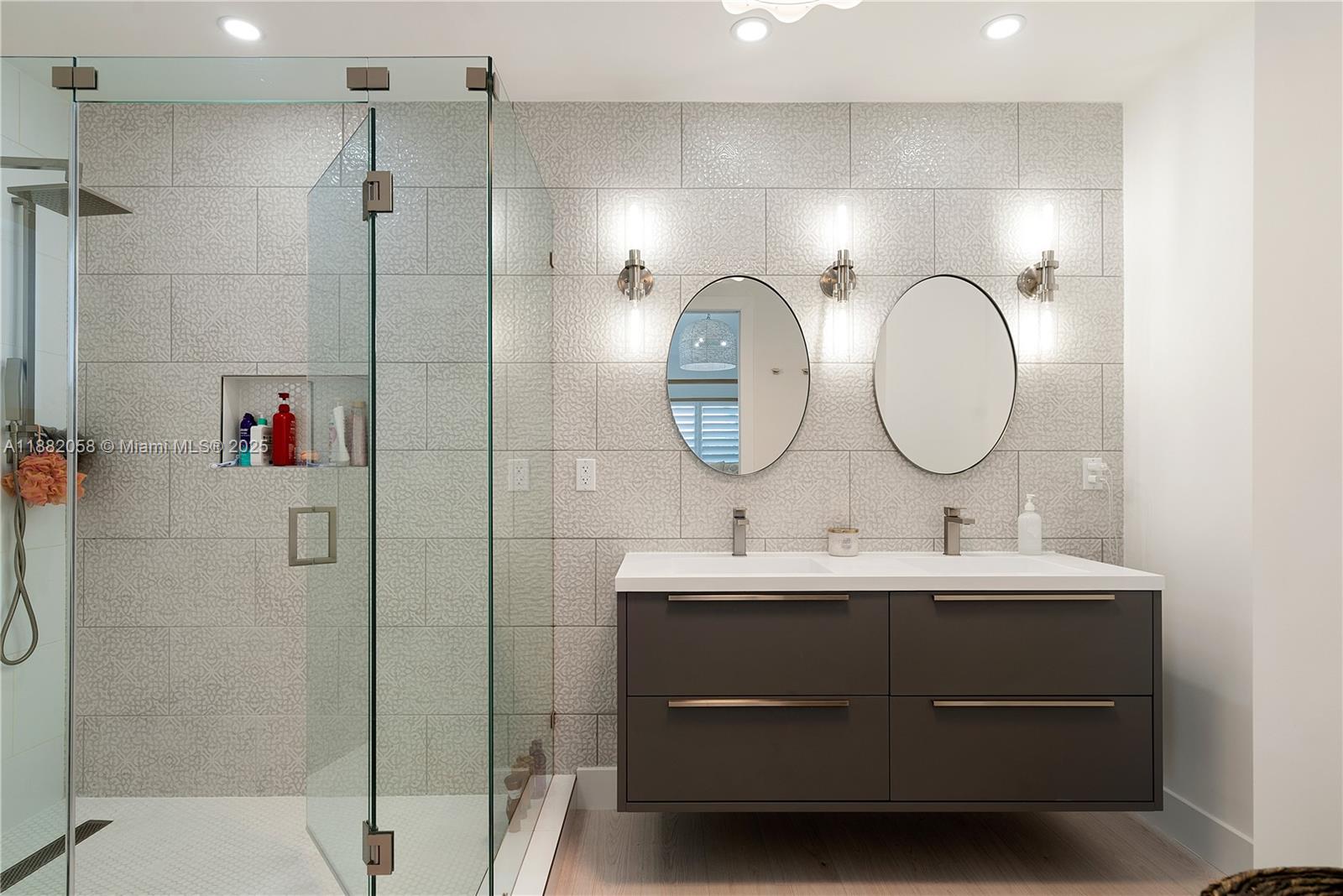 TWIN LAKES - Residential