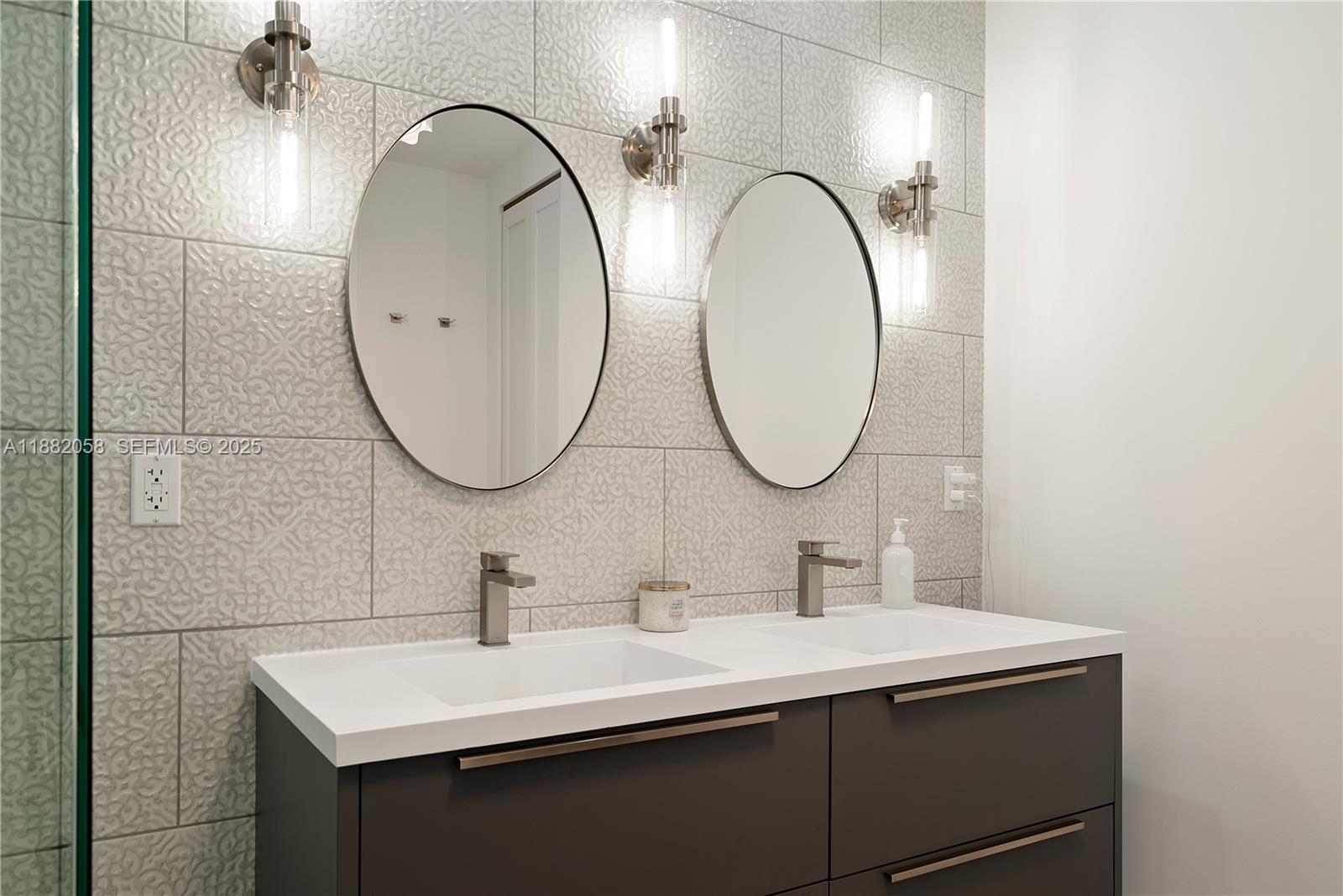 TWIN LAKES - Residential