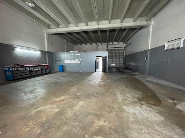 Warehouse space with A/C office. Central location close to I-95, Turnpike, I595, Ft Lauderdale airport. Aprox.
2400 sqft. Lots of parking space. Showings assist. Permitted uses attached but tenant to confirm it with the city of Hollywood. Pictures will be updated. Very Good condition. Nice unit.