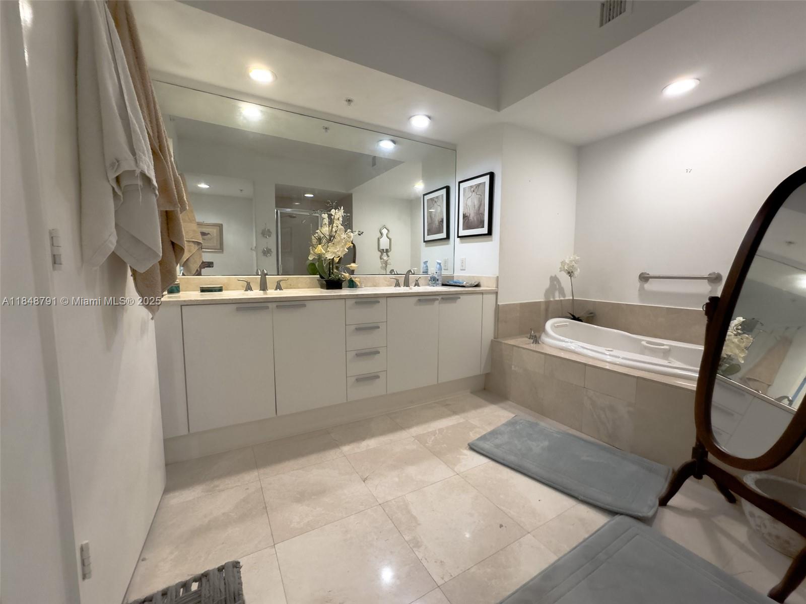 THE OAKS I CONDO - Residential