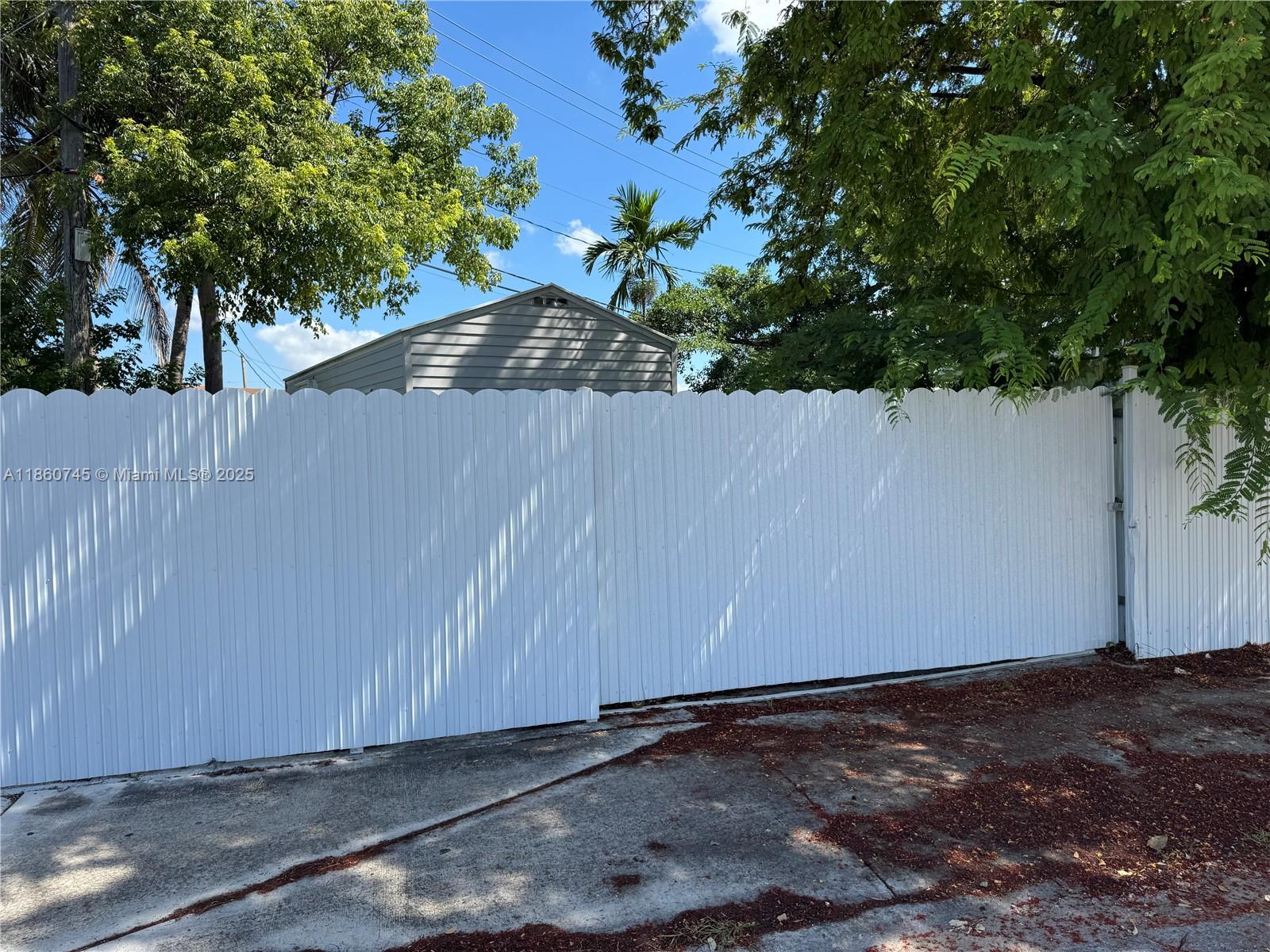 One-bedroom guesthouse with a full bathroom, separate entrance, and separate patio. Water and electricity included in the price.