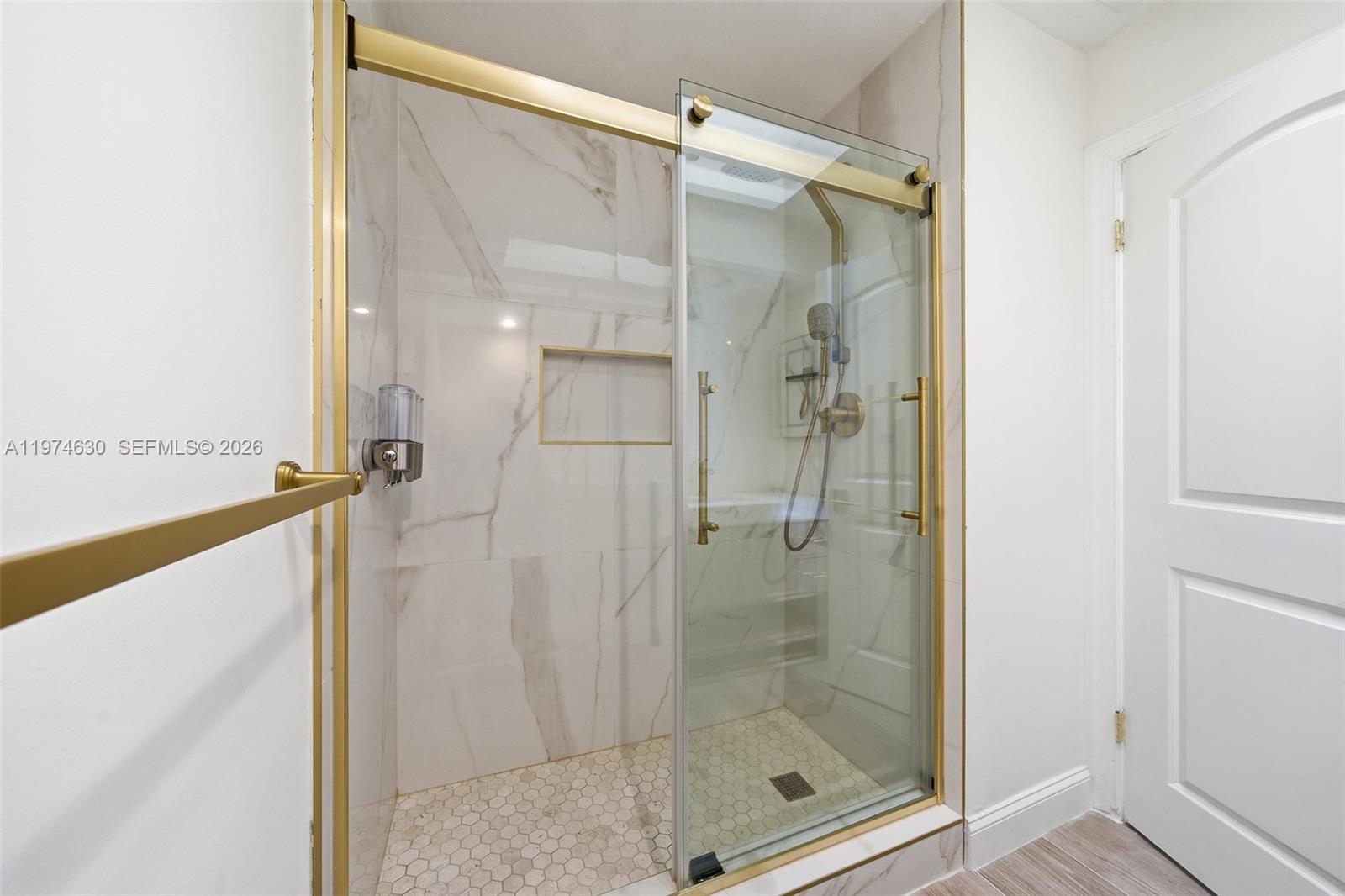 GOLDEN POINTE - Residential