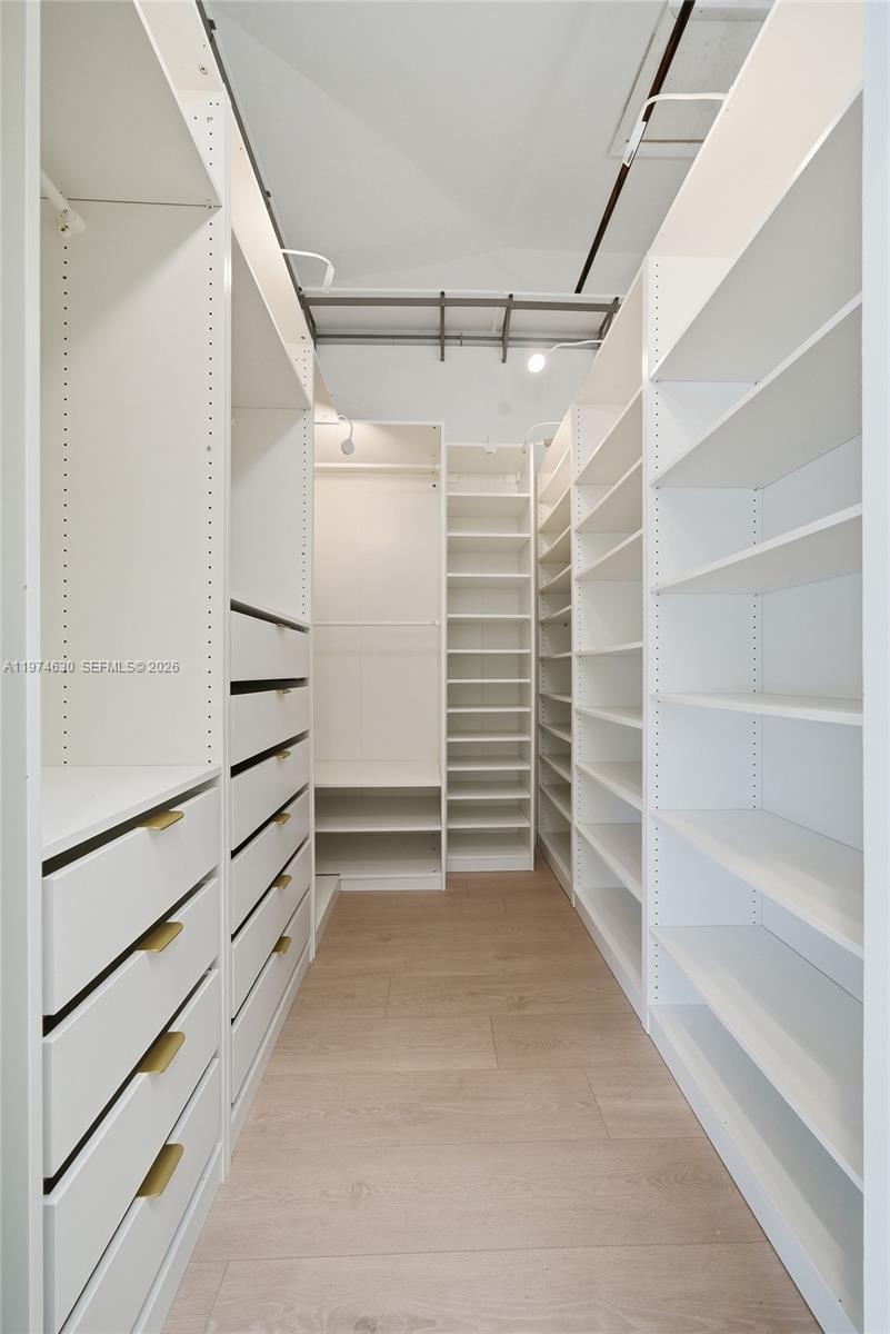 GOLDEN POINTE - Residential