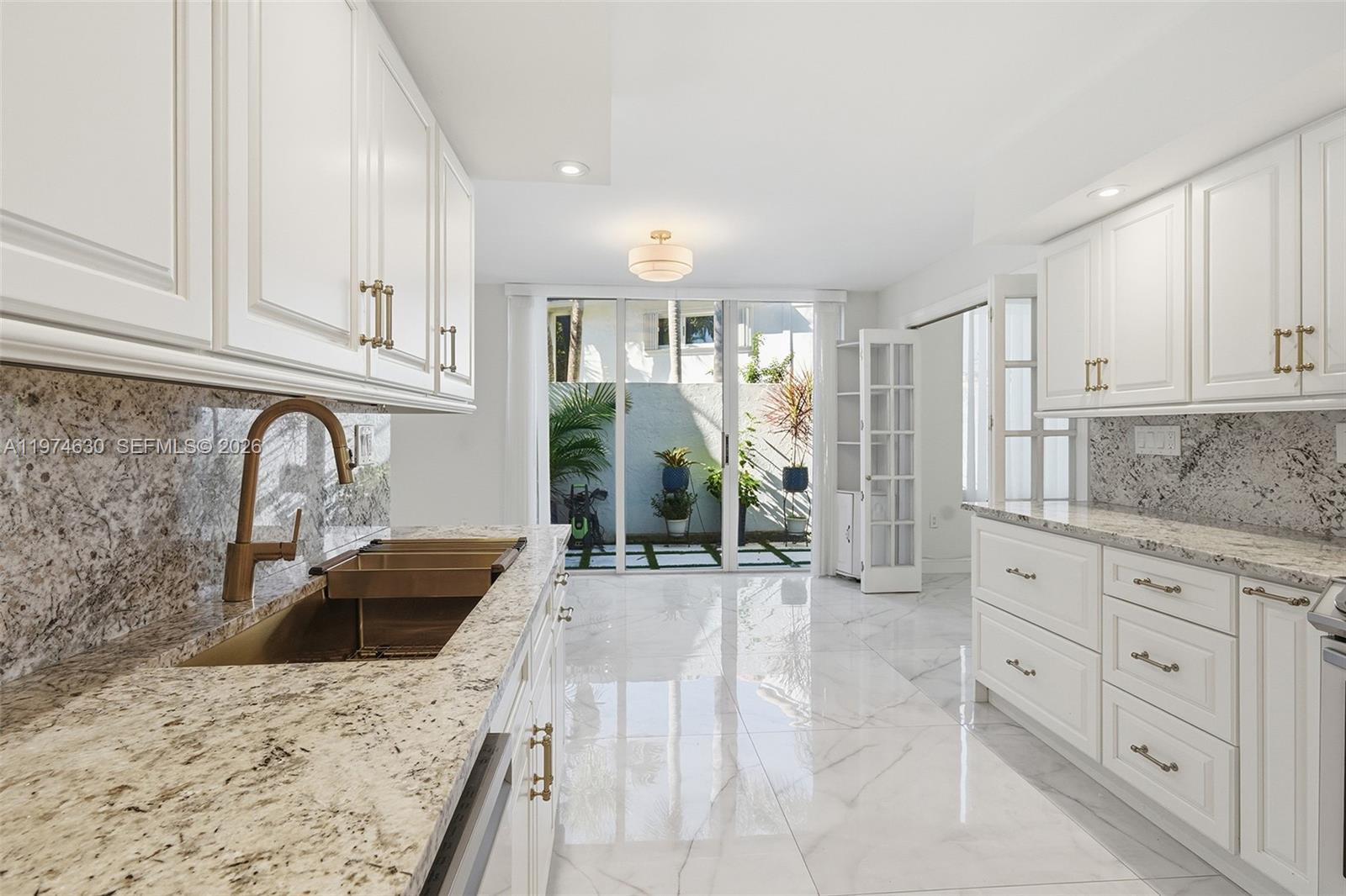 GOLDEN POINTE - Residential