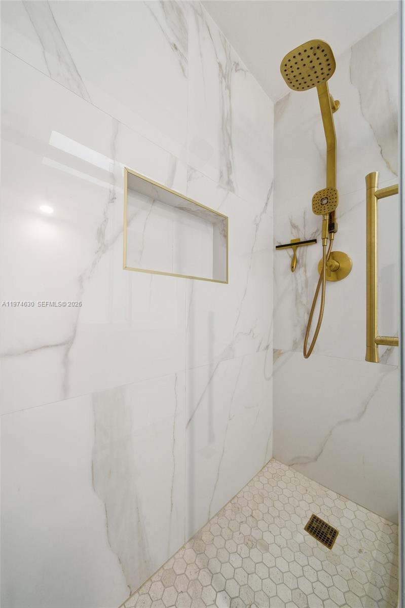 GOLDEN POINTE - Residential