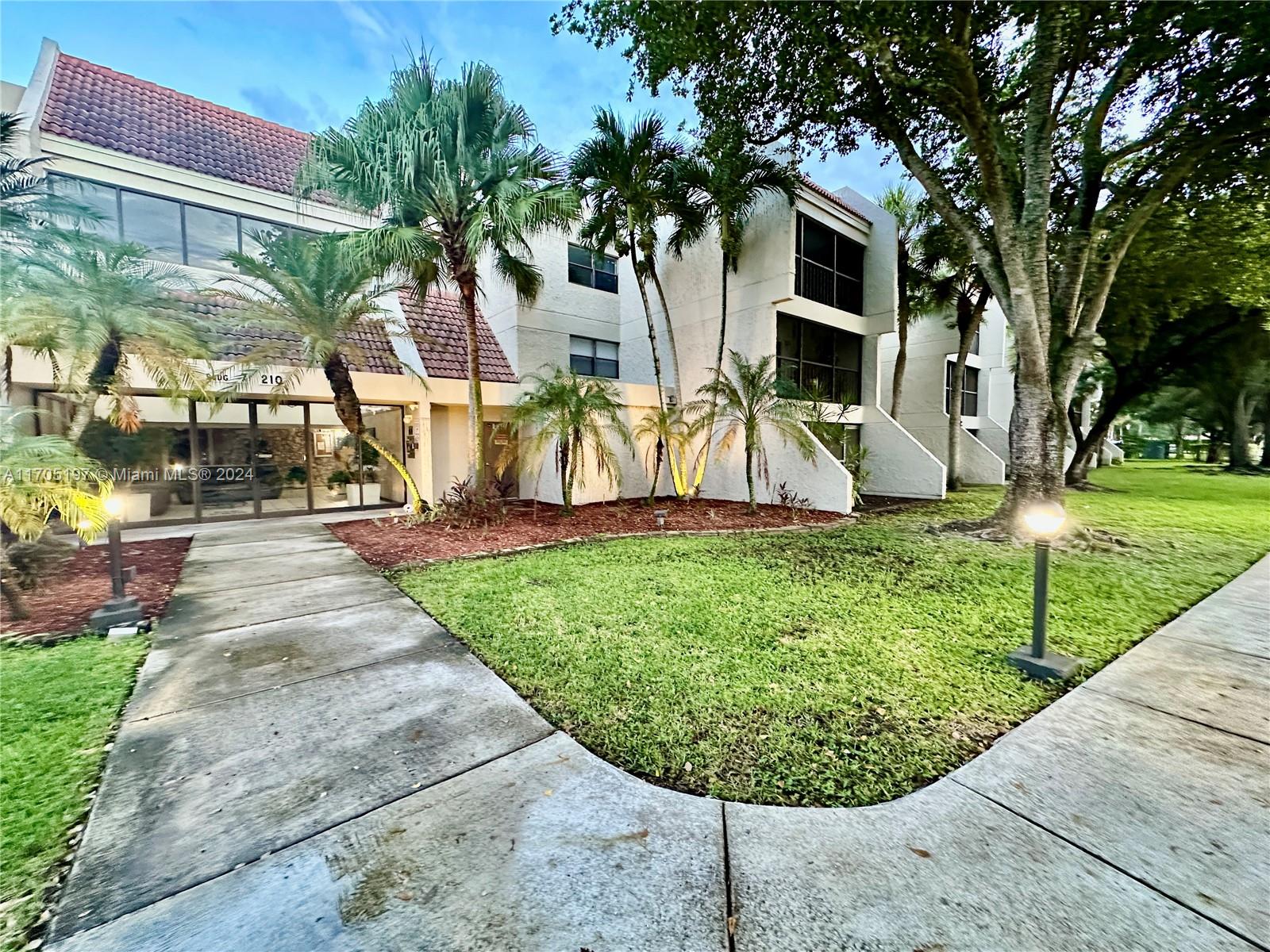 Rental Property at 210 Lakeview Dr 104 Bldg 7, Weston, Broward County, Florida - Bedrooms: 2 
Bathrooms: 2  - $2,475 MO.