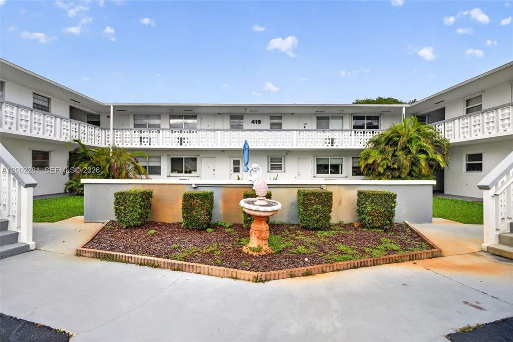 Photo of 419 S Crescent Dr #4, Hollywood, FL 33021 (MLS # A12002281)