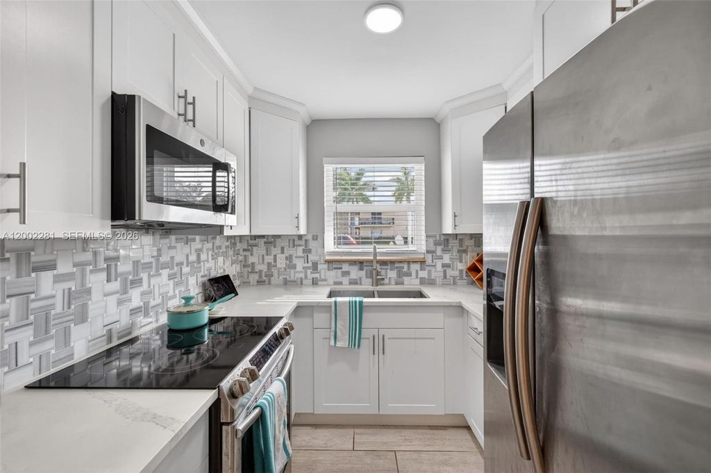 Photo of 419 S Crescent Dr #4, Hollywood, FL 33021 (MLS # A12002281)