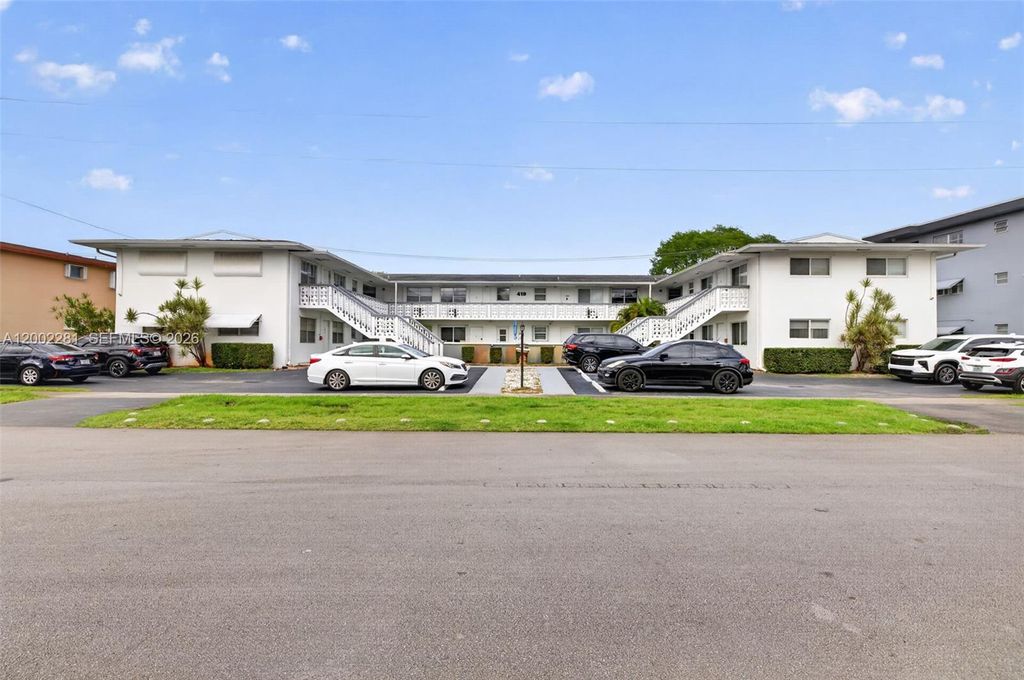 Photo of 419 S Crescent Dr #4, Hollywood, FL 33021 (MLS # A12002281)