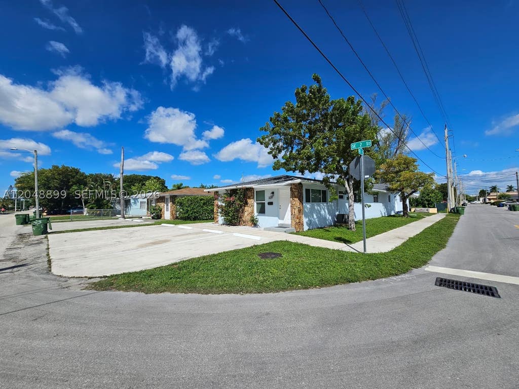 Photo of 329 SE 2nd St, Hallandale Beach, FL 33009 (MLS # A12048899)