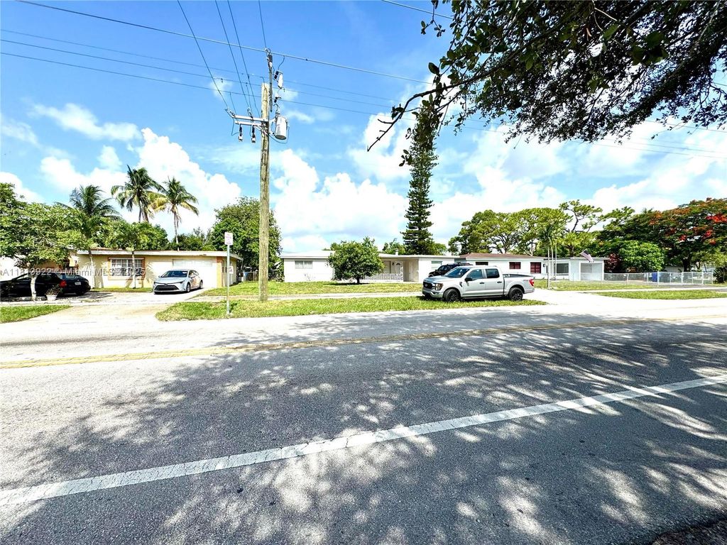 Photo of 421 SW 31st Ave, Fort Lauderdale, FL 33312 (MLS # A11813922)