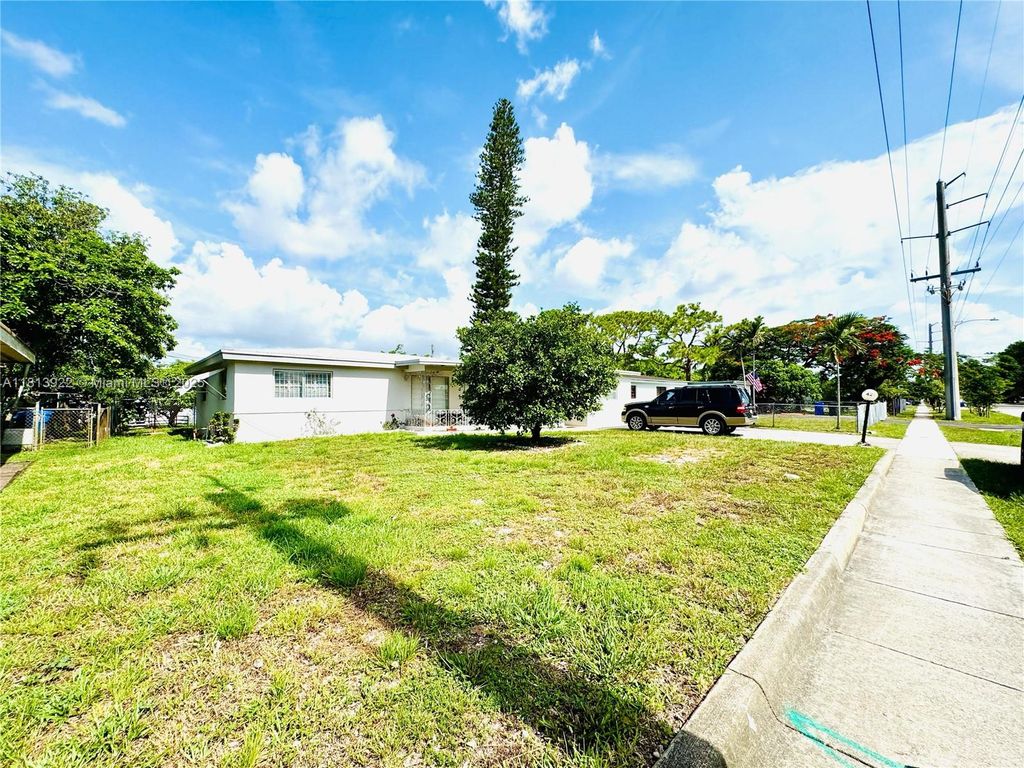 Photo of 421 SW 31st Ave, Fort Lauderdale, FL 33312 (MLS # A11813922)
