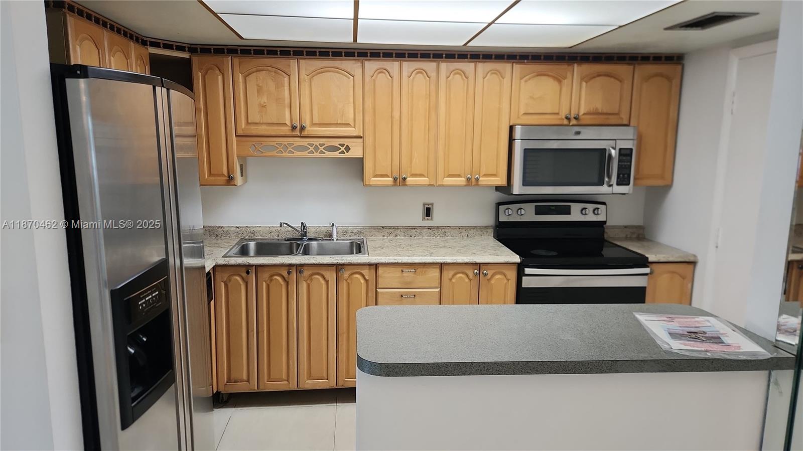 APARTMENT FRESHLY REMODELED RECENTLY ON FIRST FLOOR IN HIGHLY DESIRED CONDOMINIUM FOUNTAINVIEW ASSOCIATION BUILDING TWO. COME SEE TODAY WILL NOT LAST.