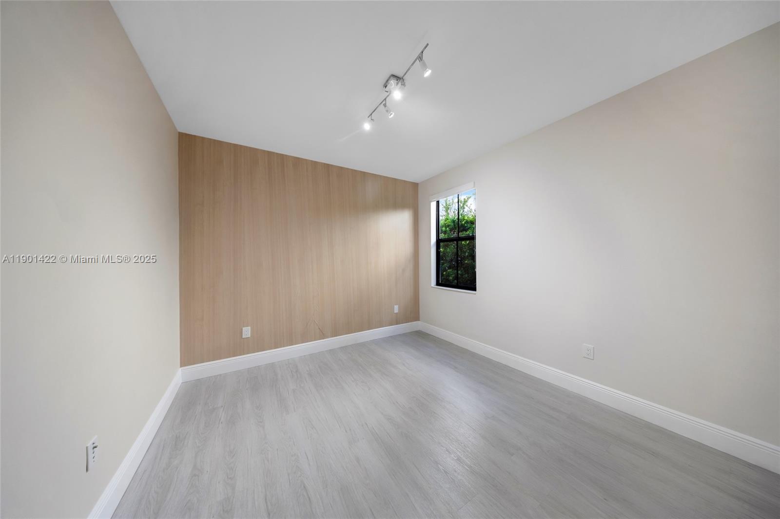 VINTAGE ESTATES - Residential