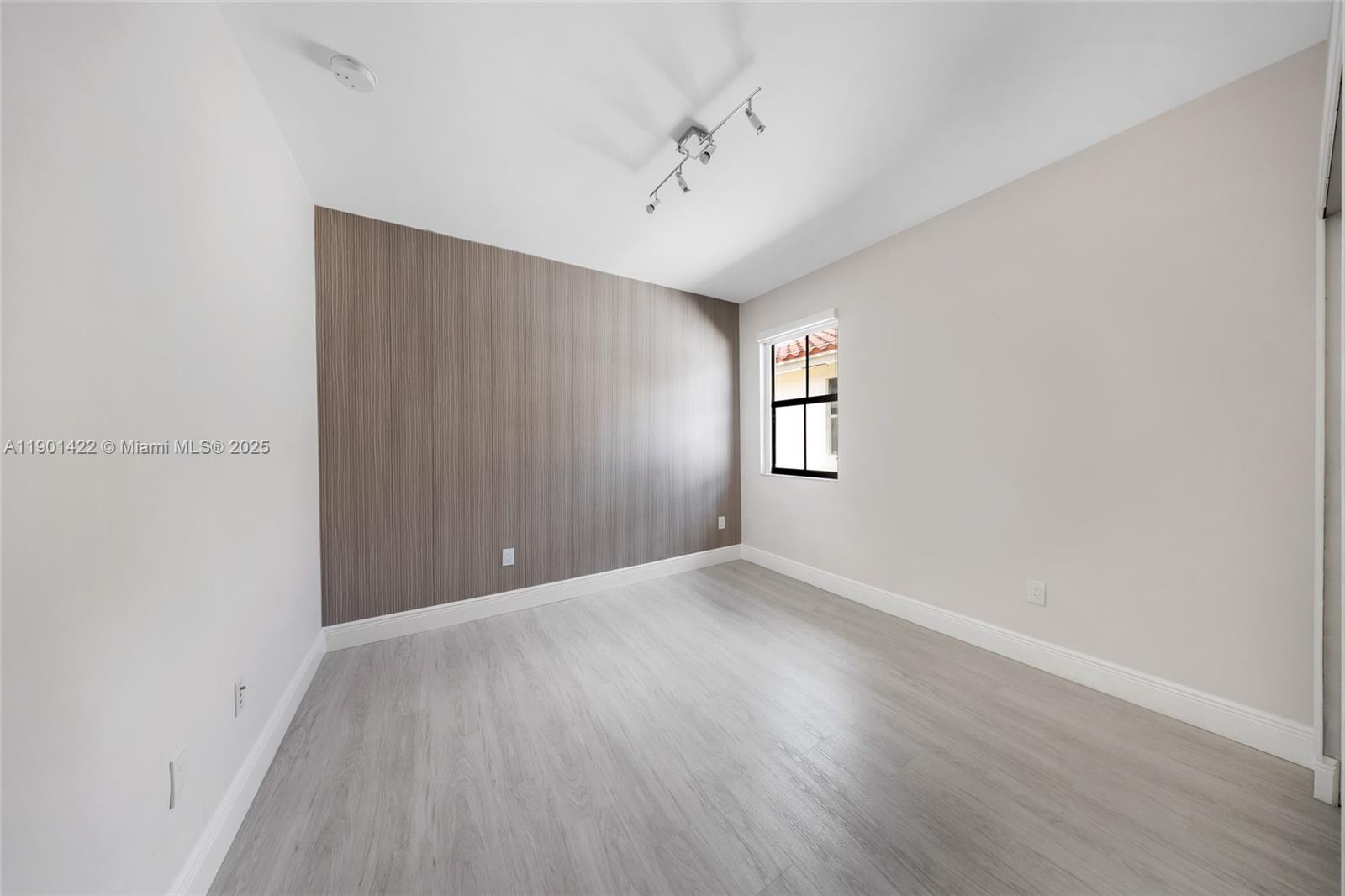 VINTAGE ESTATES - Residential