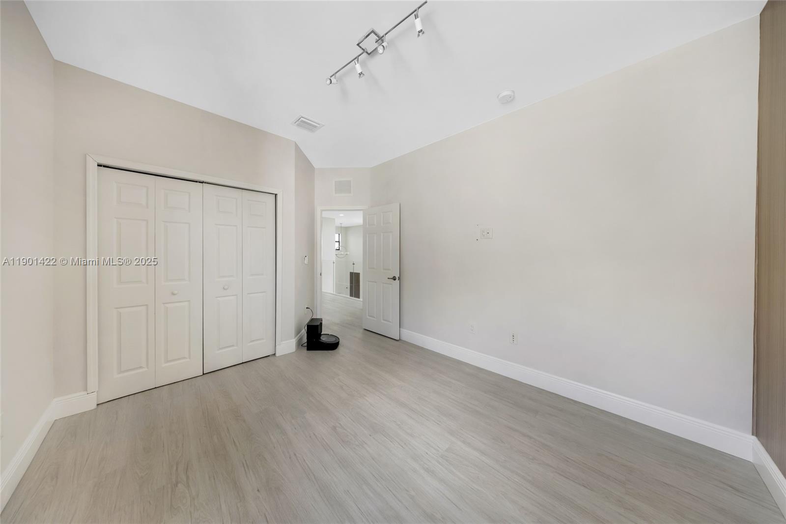 VINTAGE ESTATES - Residential