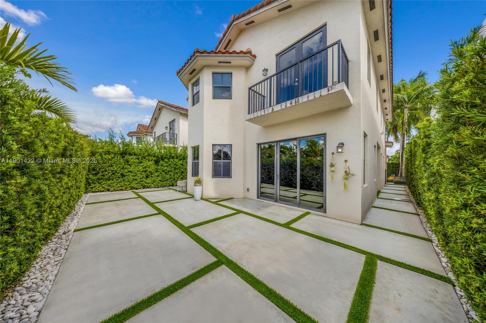 VINTAGE ESTATES - Residential