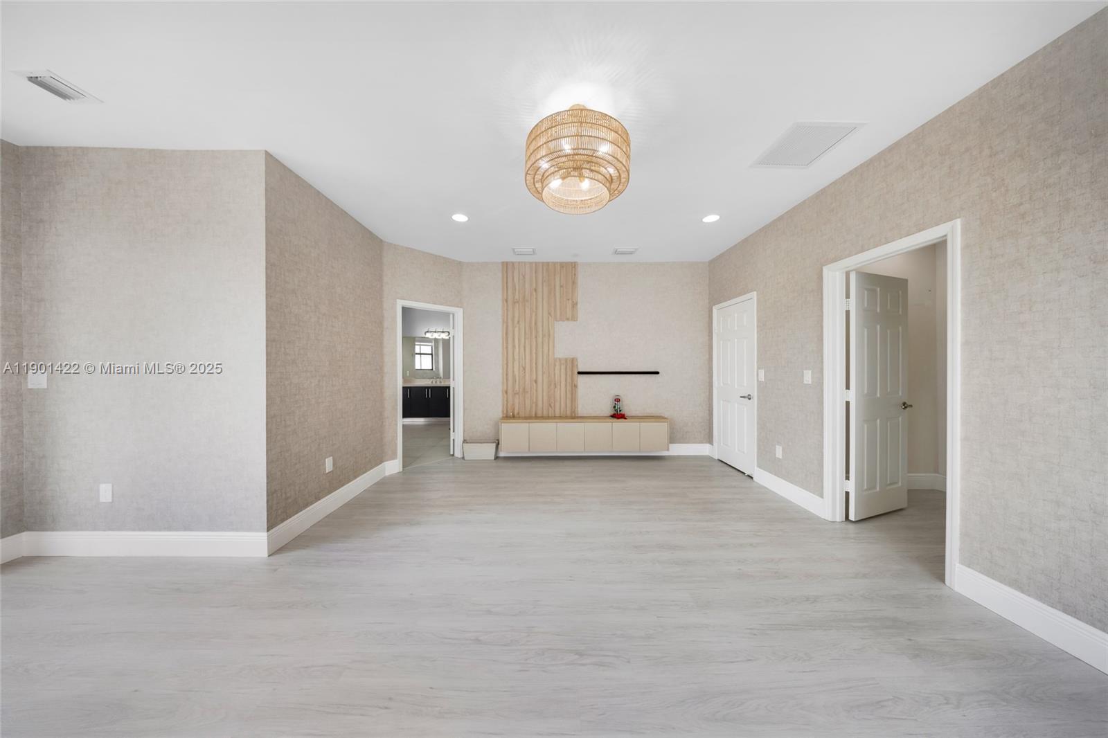 VINTAGE ESTATES - Residential