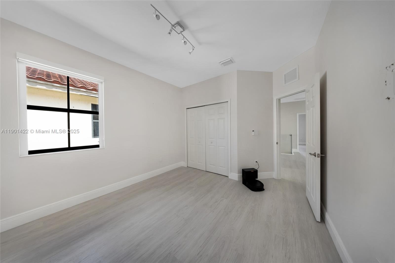 VINTAGE ESTATES - Residential