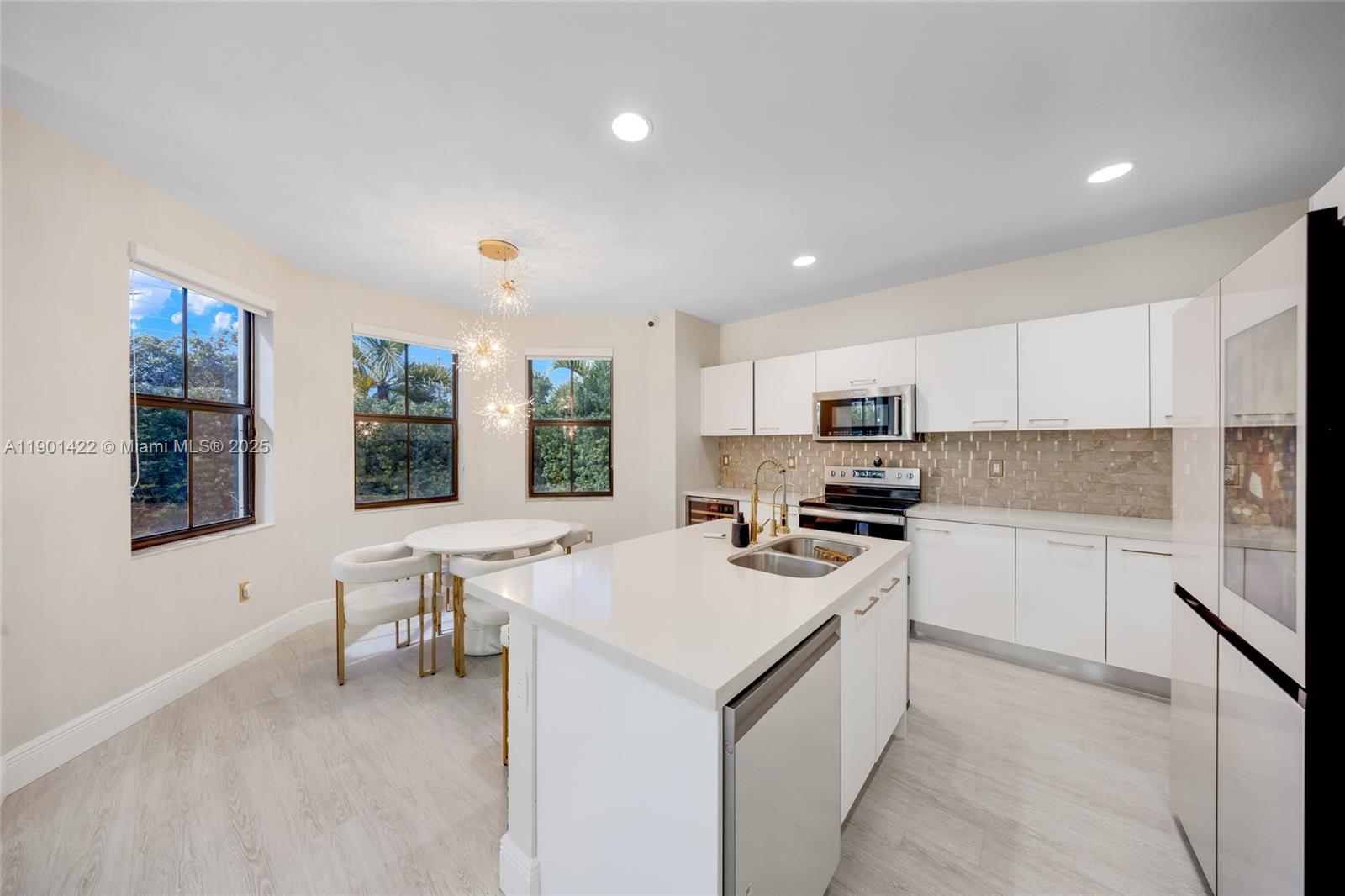 VINTAGE ESTATES - Residential