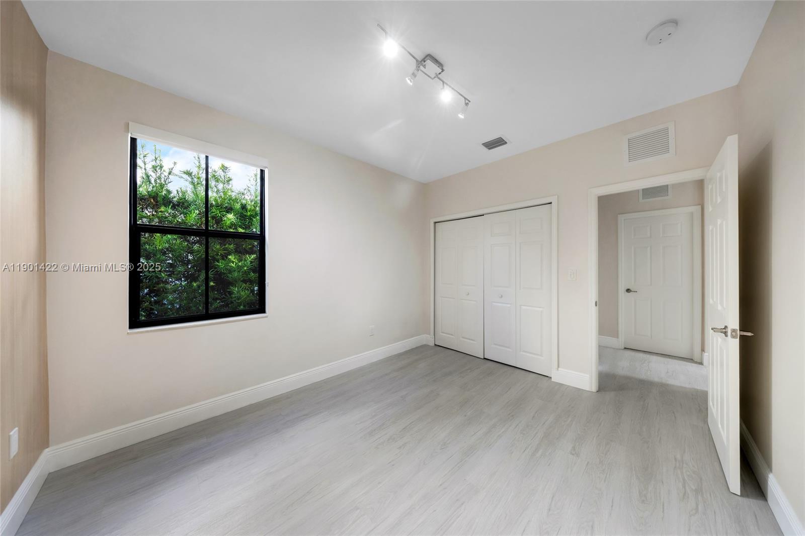 VINTAGE ESTATES - Residential