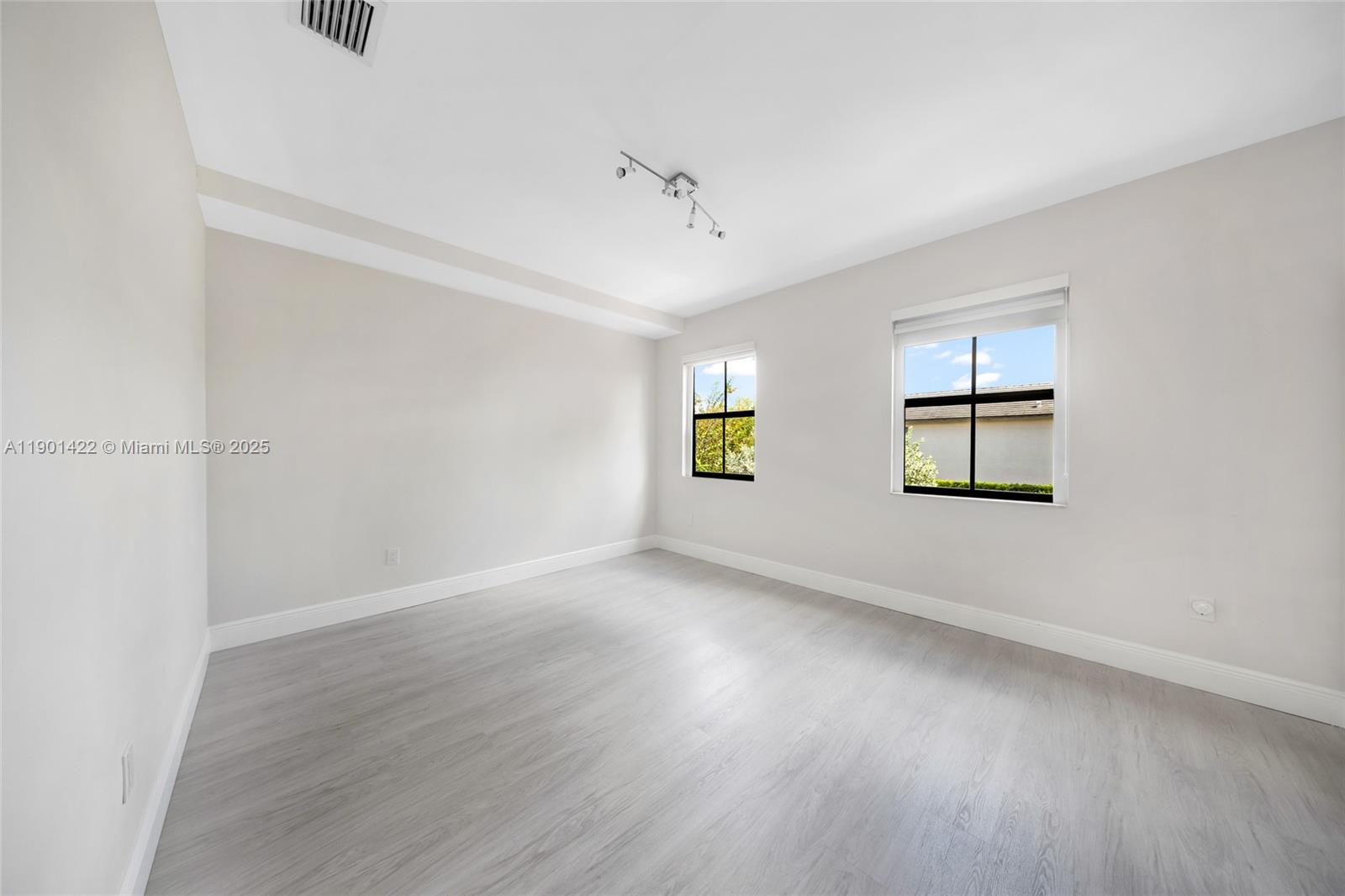 VINTAGE ESTATES - Residential