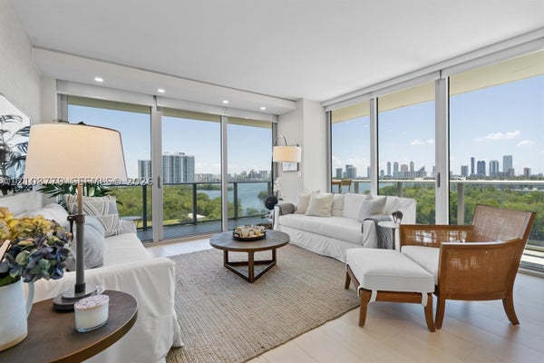 16385 BISCAYNE BLVD UNIT 807, AVENTURA, FL 33160 - Image 6347d2b126e0bb0c52ce51bcb1ff8cb3/720614458