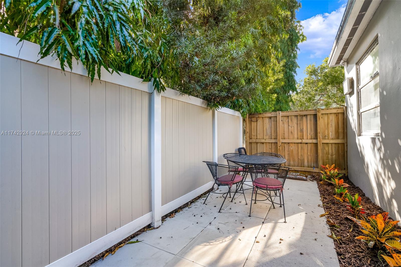 618 Ne 8th Ave 1, Fort Lauderdale, Broward County, Florida - 2 Bedrooms  
1 Bathrooms - 