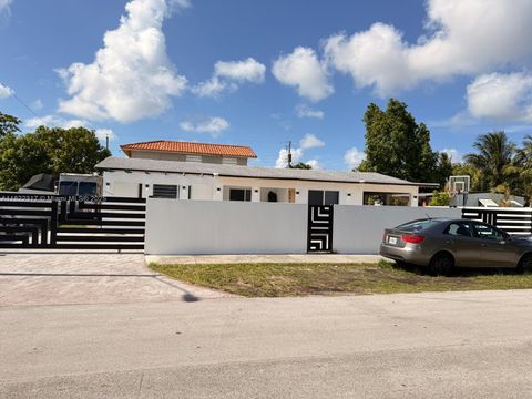 9961 SW 41st Ter Miami FL 33165