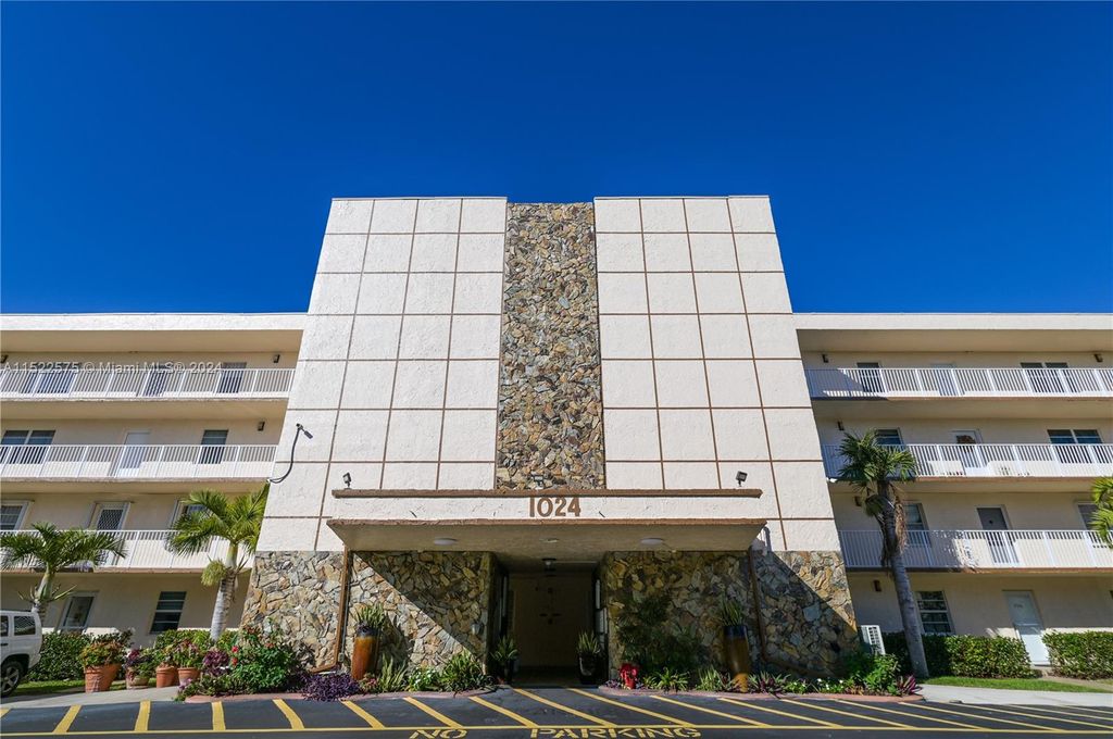 Photo of 1024 SE 4th Ave #405, Dania Beach, FL 33004 (MLS # A11522575)