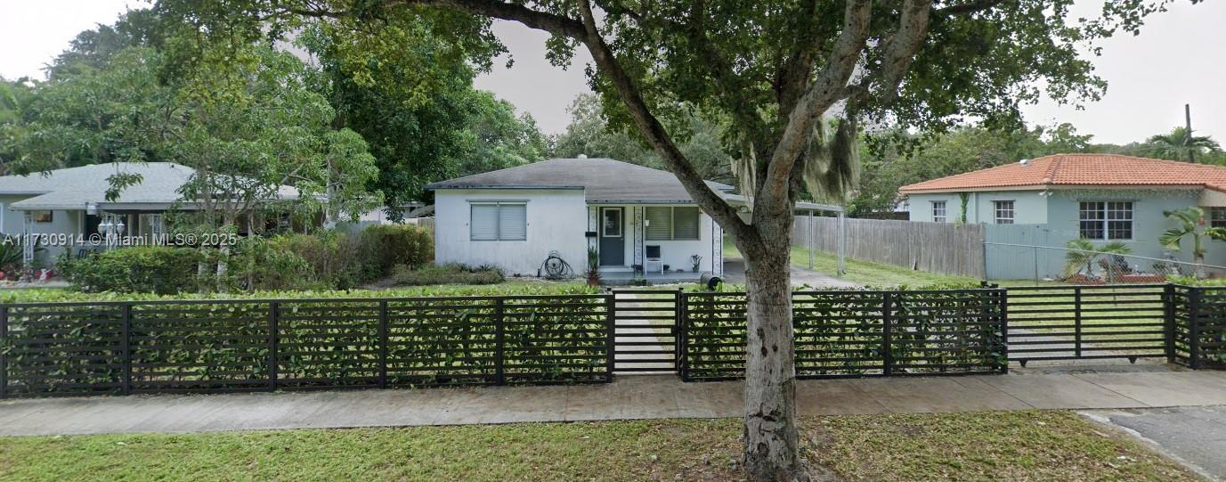 Beautiful 2 bed 1 bath all renovated with a large backyard and close to everything, ready to move in
