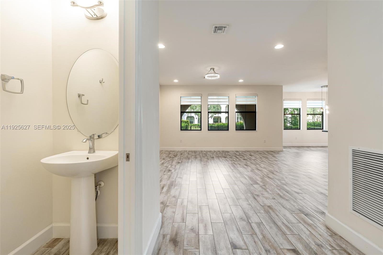 SAWGRASS LAKES - Residential