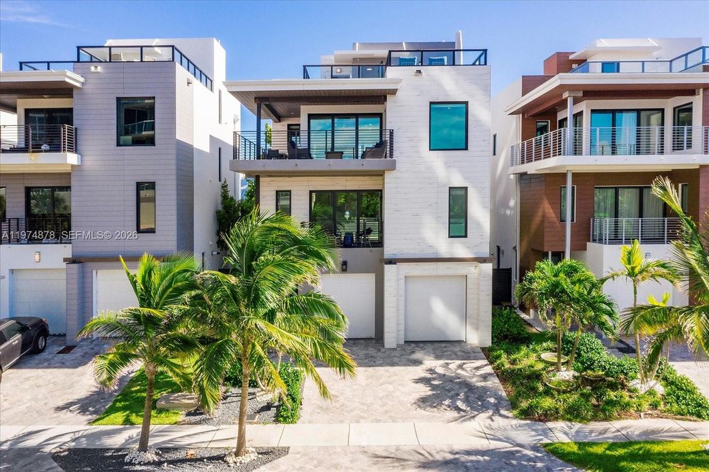 Photo of 332 Balboa St, Hollywood, FL 33019 (MLS # A11974878)