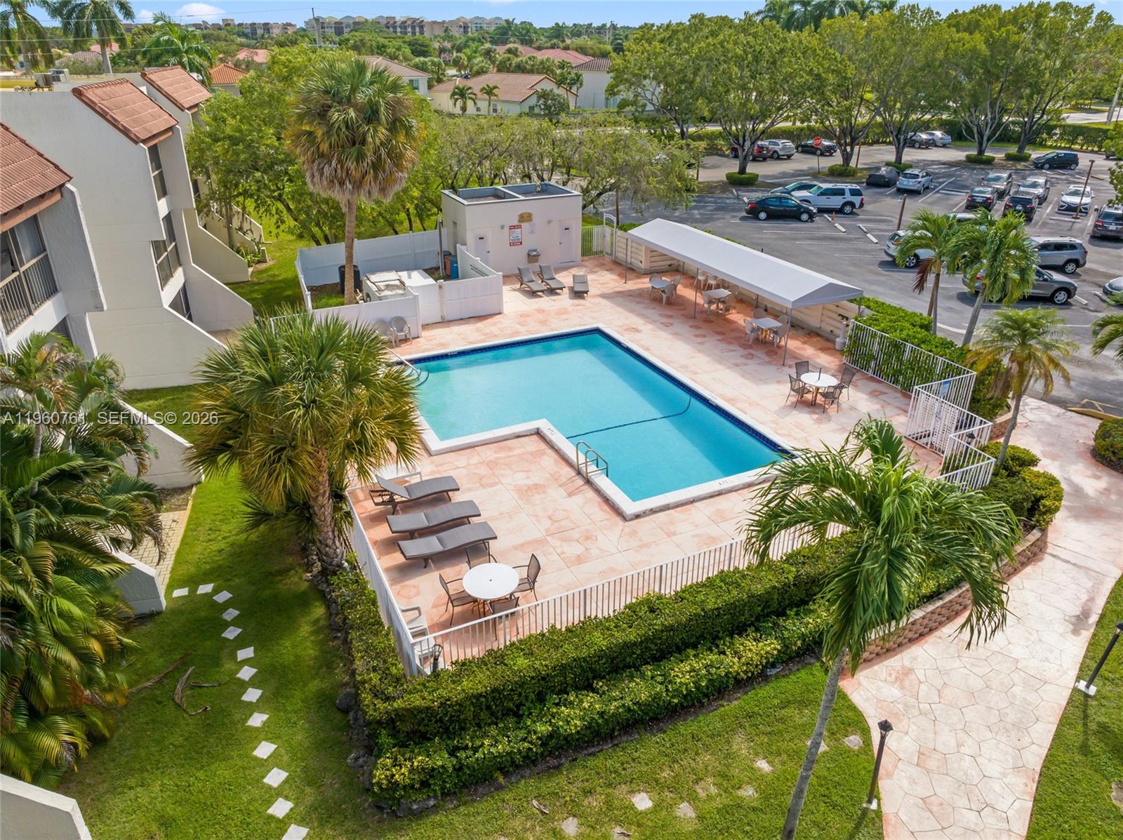 BUILDING FOUR OF RACQUET - Residential