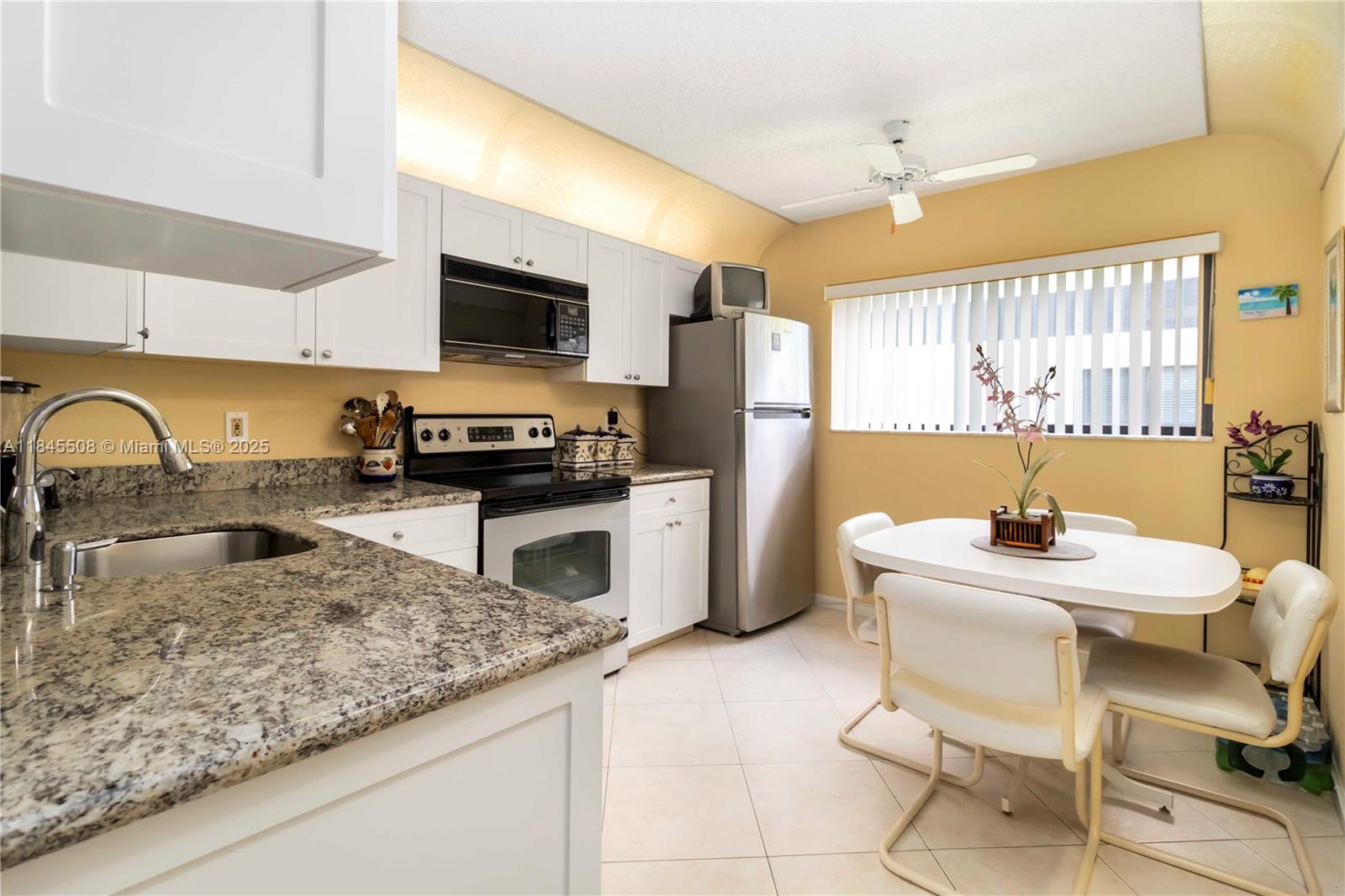 15364 Lakes Of Delray Blvd 48, Delray Beach, FL, 33484/$200,000 2 15364 Lakes Of Delray Blvd 48