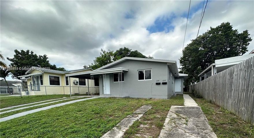 NEWLY RENOVATED DUPLEX FOR SALE IN NORTH MIAMI!  INCOME PRODUCING FROM DAY ONE, RENTED FOR $5,100 PER MONTH / $61,200 PER YEAR! FEATURING LAMINATE FLOORING, NEW MODERN KITCHEN, STAINLESS STEEL APPLIANCES, RENOVATED BATHROOM, CEILING FANS, NEW WINDOWS.  CLOSE TO MIAMI DESIGN DISTRICT, MAJOR PLAZAS AND SHOPPING CENTERS.
