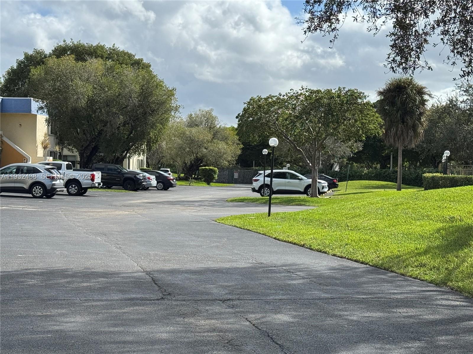 RACQUET CLUB VILLAGE APAR - Residential Lease