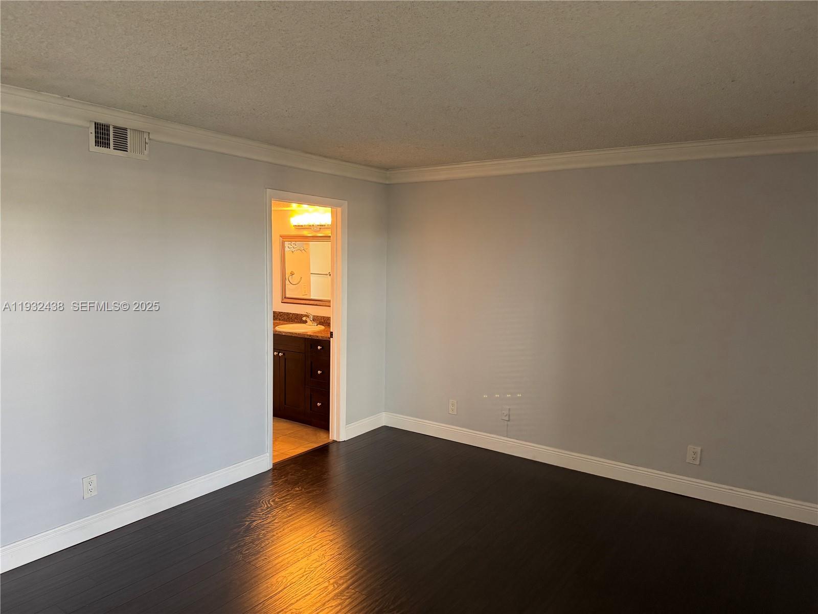 RACQUET CLUB VILLAGE APAR - Residential Lease