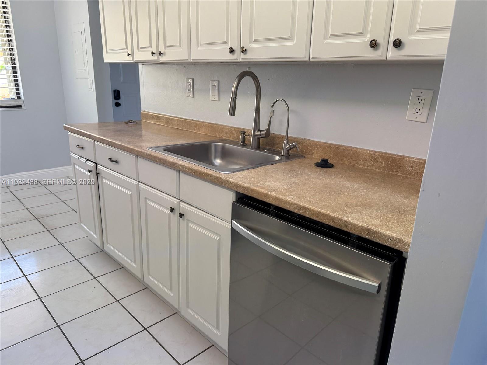 RACQUET CLUB VILLAGE APAR - Residential Lease