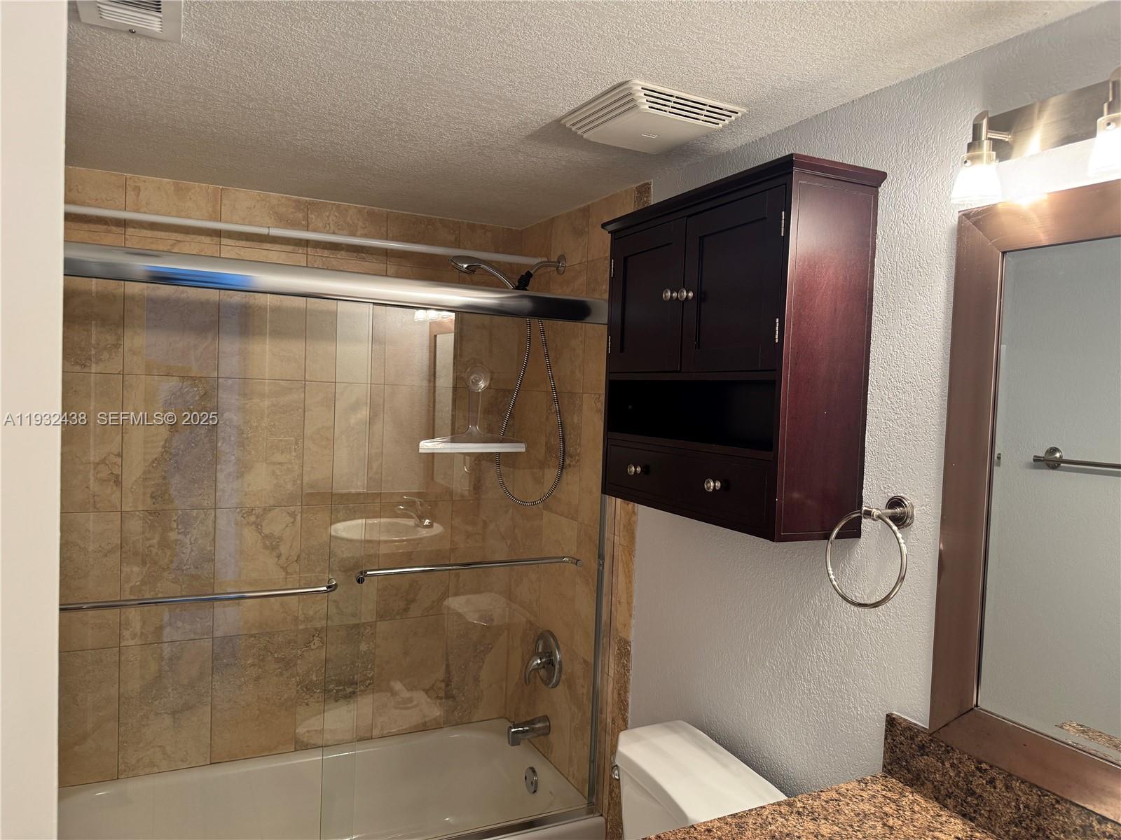 RACQUET CLUB VILLAGE APAR - Residential Lease