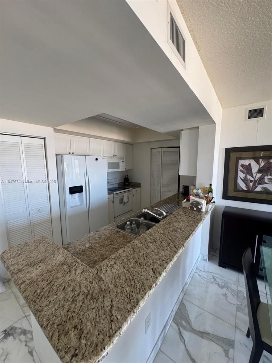 TURNBERRY ON THE GREEN CO - Residential Lease