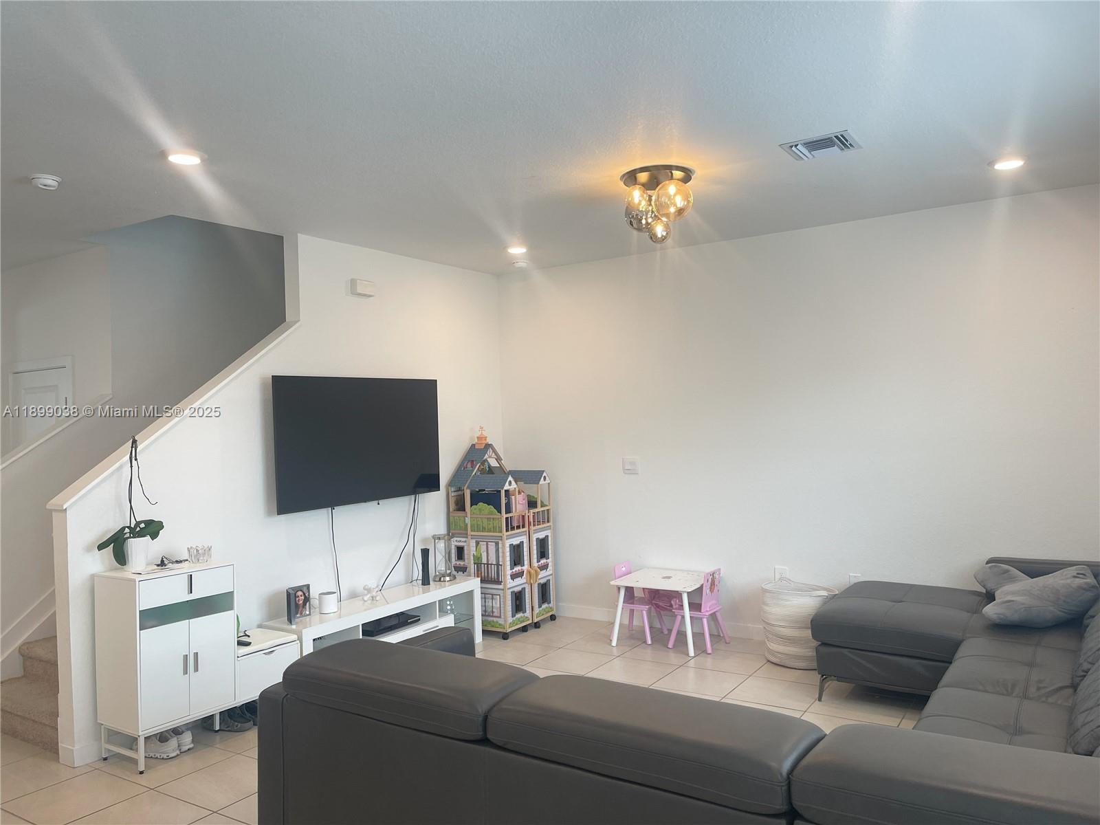 DIXIE HEIGHTS - Residential Lease