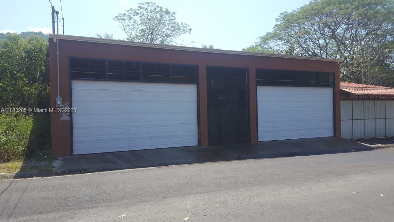 This spacious, fully furnished property, with an electric gate for easy access and the ability to park up to 4 vehicles. The master bedroom is spacious and has a large closet, an attic, and its own private bathroom, offering privacy and functionality. The other two bedrooms are also spacious and have air conditioning. The kitchen is modernly equipped with a small island that integrates the stove, as well as a side-by-side refrigerator. The terrace extends to a patio, ideal for planting shrubs or enjoying the outdoors, with a small jacuzzi located on one side for relaxing. The rear windows of the property are protected with metal curtains for added security. Additionally, it is just 15 minutes from the beaches of Jacó and Herradura.