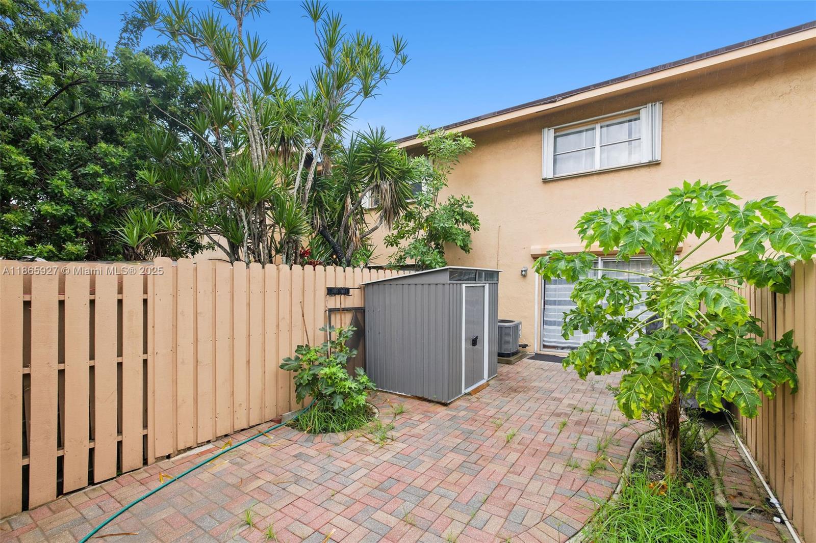 TOWNHOUSE EAST 1 CONDO - Residential