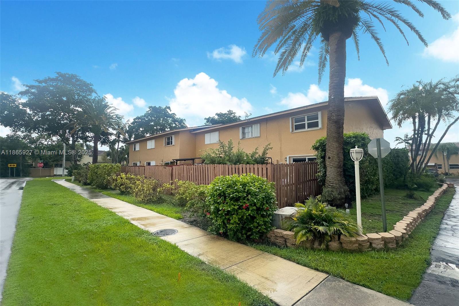 TOWNHOUSE EAST 1 CONDO - Residential