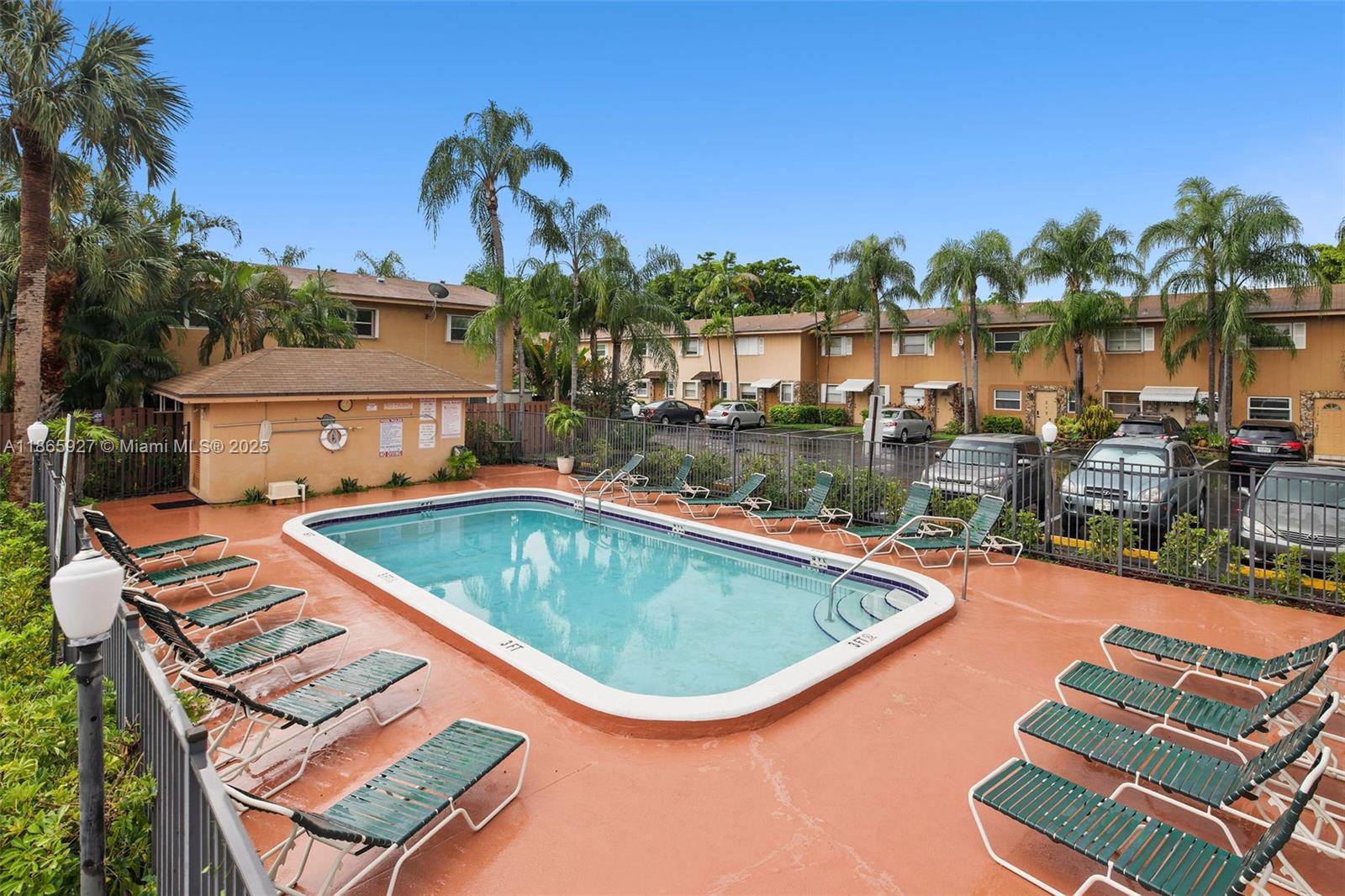 TOWNHOUSE EAST 1 CONDO - Residential