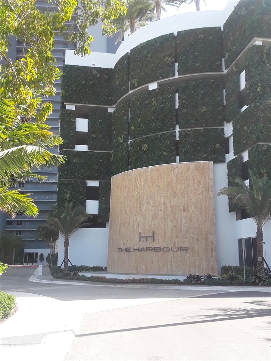 READY TO MOVE IN DESIGNER UNIT. SPECTACULAR 2BED/ 2BATH + DEN, 2 PARKING SPACES WITH AMAZING WATER VIEWS. CENTRALLY LOCATED FROM SUNNY ISLES AVENTURA AND NORTH MIAMI BEACH. BUILDING AMENITIES INCLUDES SPA, GYM, POOL, SAND ARE FOR KAYAK AND PADDLE, BASKETBALL, TENNIS COURT AND MANY MORE.